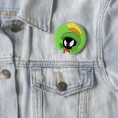 Badge Rond 5 Cm MARVIN THE MARTIAN™ | Arms crossed (En situation)