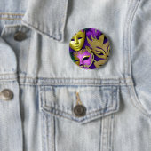 Badge Rond 5 Cm Masques mardi Gras violet et or mascarade (En situation)