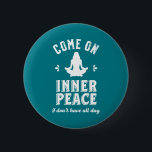 Badge Rond 5 Cm Méditation de Yoga sarcastique amusante dans la pa<br><div class="desc">Venez en paix intérieure. Je n'ai pas toute la journée. Design de yoga amusant et sarcastique pour votre cours de yoga. Marchandises de citations cool et humoristiques à porter pendant votre méditation. Idéal pour ceux qui font du yoga pour atteindre la pièce intérieure et zen dans la vie. Grand cadeau...</div>