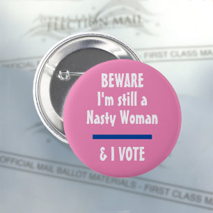 Badge Rond 5 Cm Méfiez-vous politique je suis toujours une femme m
