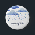 Badge Rond 5 Cm Membre de la famille personnalisée du Baby shower<br><div class="desc">Créez vos propres boutons de membres personnalisés de famille de nuages d'aquarelle personnalisés Baby shower à l'aide de ces modèles par Cali Graphics. Ce baby shower mignon est décoré de nuages d'aquarelle et de gouttes de pluie et d'élégante typographie. Customisez ces boutons en cliquant sur "Personnaliser" et entrez votre texte...</div>