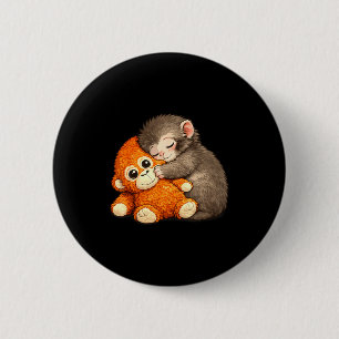 Badge Rond 5 Cm Mème de singe câlinant une peluche en train de se