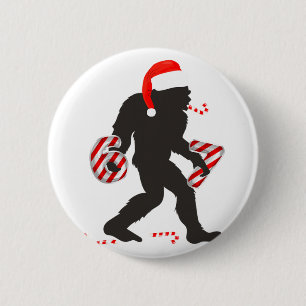 Badge Rond 5 Cm Mème drôle 67 avec Bigfoot et cannes de bonbon de