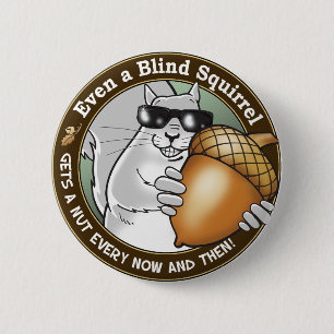 Badge Rond 5 Cm Même un écureuil aveugle maintenant et puis