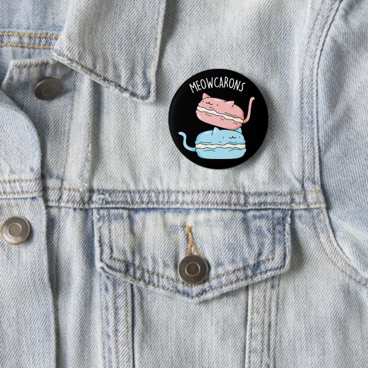 Badge Rond 5 Cm Meowcarons Funny Macaron Pun Dark BG (En situation)