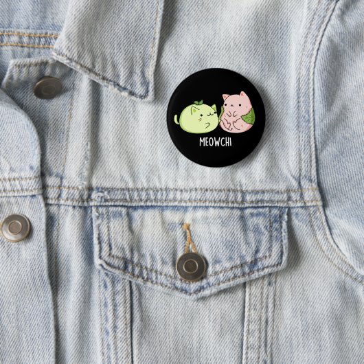Badge Rond 5 Cm Meowchi Funny Mochi Pun Dark BG (En situation)