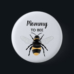Badge Rond 5 Cm Mignonne maman Whimsical d'être Baby shower<br><div class="desc">Ce bouton de baby shower mignon et capricieux présente une illustration d'abeille sur un arrière - plan bleu pastel. Ce design dispose également d'un endroit où vous pouvez ajouter un nom. 'Mommy to bee' peut être édité en 'Grand-mère to bee' etc selon les exigences. L'ajout parfait sur le thème de...</div>