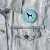 Badge Rond 5 Cm Miniature Pinscher Happy Birthday Design (En situation)