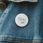 Badge Rond 5 Cm Minimaliste genre Neutre Fille d'anniversaire<br><div class="desc">Célébrez la journée spéciale de votre petite fille avec notre bouton minimaliste d'anniversaire sans distinction de sexe, conçu pour les enfants de tous âges. Ce produit est parfait pour les anniversaires en toute saison (printemps, été, automne ou hiver) avec un design noir et blanc moderne et propre avec une touche...</div>