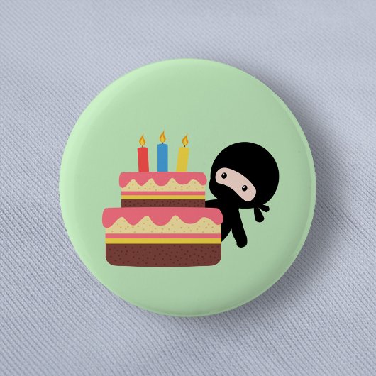 Badge Rond 5 Cm Minuscule Ninja derrière le gâteau d'anniversaire 