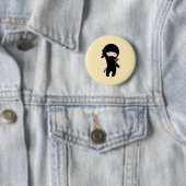 Badge Rond 5 Cm Minuscule Ninja heureux sur Jaune (En situation)