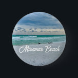 Badge Rond 5 Cm Miramar Beach Floride Belle réserve de vacances<br><div class="desc">Un bouton de la belle plage de Miramar en Floride. Magnifique photo de la côte émeraude des bécasseaux de sable au bord des vagues de l'océan sur le sable. Joli souvenir balnéaire de Destin en été.</div>