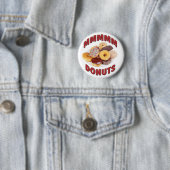 BADGE ROND 5 CM MMMMM BUTÉES TORIQUES (En situation)