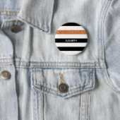 Badge Rond 5 Cm Moderne Black Stripes FAUX Orange Glitz et nom (En situation)