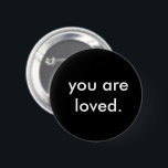 Badge Rond 5 Cm Moderne Vous Êtes Aimé<br><div class="desc">Créez votre propre bouton personnalisé "vous êtes aimé" accentué dans le design minimaliste moderne. Noir et blanc, chic, audacieux, tendance et design. Parfait pour toute personne leur rappeler que vous êtes si aimé - point. Personnalisez mon modèle avec vos propres couleurs, texte et polices personnalisés. S'il vous plaît, envoyez-moi un...</div>