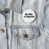 Badge Rond 5 Cm Mon épouse est importée (En situation)