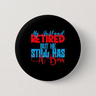 Badge Rond 5 Cm Mon mari est à la retraite mais il est toujours le
