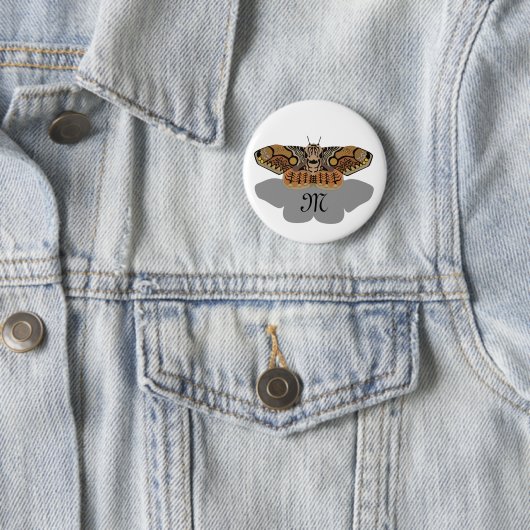 Badge Rond 5 Cm Monogramme Brahmin Moth (En situation)