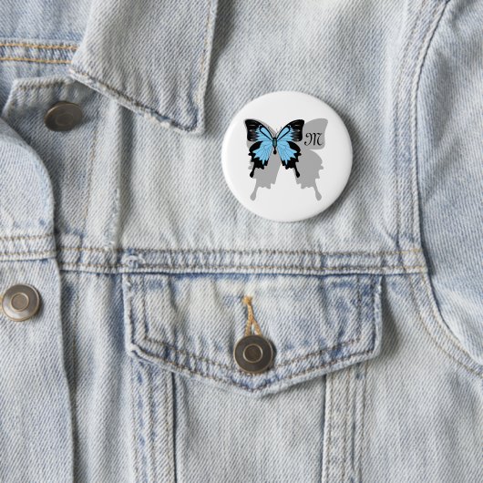 Badge Rond 5 Cm Monogramme d'ombre à papillon bleu (En situation)