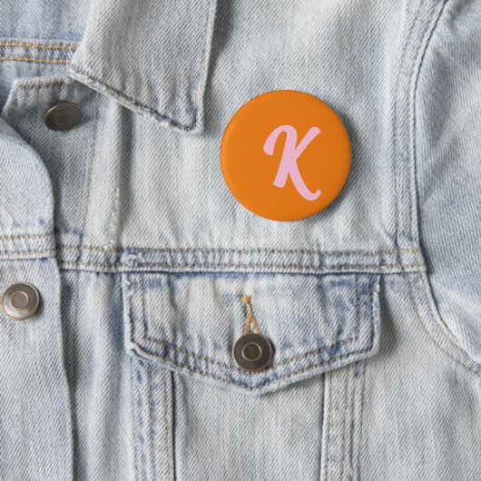 Badge Rond 5 Cm Monogramme orange et rose (En situation)