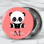 Badge Rond 5 Cm Monogramme Panda mignon rose personnalisé<br><div class="desc">Monogram mignon panda assis Saumon personnalisé Bouton comporte un mignon ours de panda sur un arrière - plan rose saumon. Personnalisez avec votre monogramme et votre nom ou en modifiant le texte dans les zones de texte fournies. Conçu par ©Evco Studio www.zazzle.com/store/evcostudio</div>