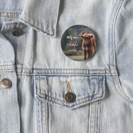 Badge Rond 5 Cm Monographie de veau de vache Highland premier anni (En situation)