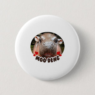 BADGE ROND 5 CM MOO-DENG LE CÉLÈBRE BÉBÉ PIGMY HIPPO MOODENG - OFF