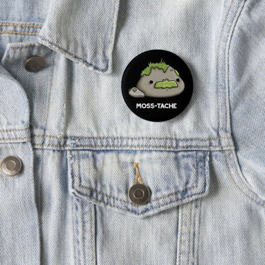 Badge Rond 5 Cm Moss-tache Funny Mustache Pun Dark BG (En situation)