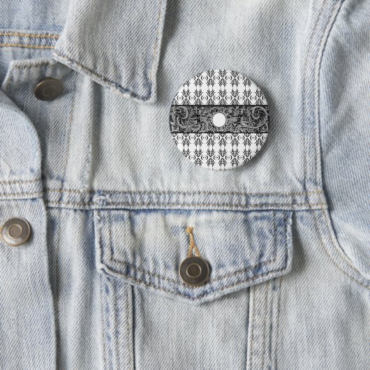 Badge Rond 5 Cm Motif baroque noir classique à customiser (En situation)