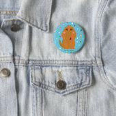 Badge Rond 5 Cm Motif Bleu Étoiles et Points de Snuffleupagus (En situation)