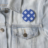 Badge Rond 5 Cm Motif de fleurs blanches (En situation)