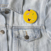 Badge Rond 5 Cm Motif papillon sur jaune (En situation)