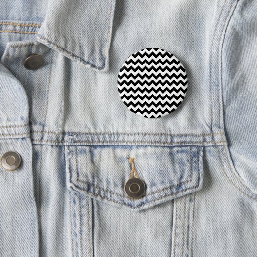 Badge Rond 5 Cm Motif Zigzag noir et blanc, Motif Chevron (En situation)