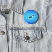 Badge Rond 5 Cm Mouette sur bouton bleu (En situation)