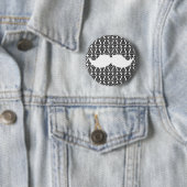 Badge Rond 5 Cm Moustache à barre blanche sur papier Damas noir (En situation)