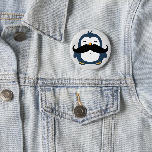 Badge Rond 5 Cm Moustache Penguin (En situation)