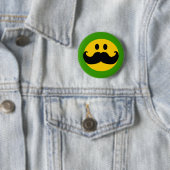 Badge Rond 5 Cm Moustache Yellow Happy Face (En situation)