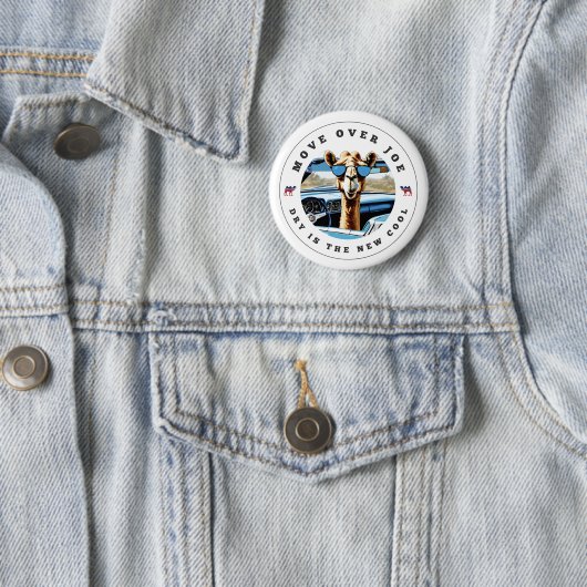 BADGE ROND 5 CM MOVE OVER JOE (En situation)