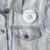 Badge Rond 5 Cm Namaste - Je vous salue (en vert) (En situation)