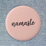 Badge Rond 5 Cm Namaste | Méditation de Yoga moderne Peachy Pink<br><div class="desc">Simple et élégant "namaste" cite le design d'art dans la typographie manuscrite minimaliste moderne sur un arrière - plan pastel rose pastel. Le slogan peut facilement être personnalisé avec vos propres mots pour un cadeau parfait pour un lapin de yoga ou pilate amoureux! Namasté signifie littéralement "salutations à vous". Dans...</div>