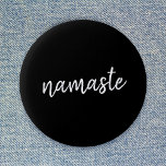 Badge Rond 5 Cm Namaste | Yoga noir Méditation spirituelle moderne<br><div class="desc">Simple et élégant "namaste" cite le design d'art dans la typographie manuscrite minimaliste moderne sur un arrière - plan noir audacieux. Le slogan peut facilement être personnalisé avec vos propres mots pour un cadeau parfait pour un lapin de yoga ou pilate amoureux! Namasté signifie littéralement "salutations à vous". Dans les...</div>