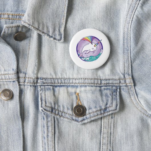 Badge Rond 5 Cm Narwhale arc-en-ciel (En situation)