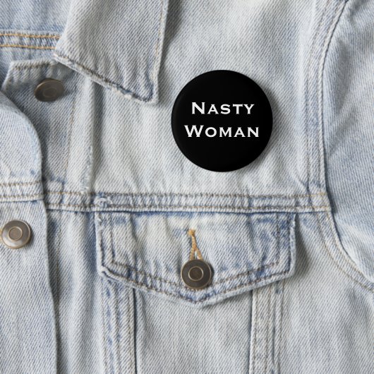 Badge Rond 5 Cm Nasty Woman - texte blanc en gras sur noir (En situation)