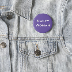 Badge Rond 5 Cm Nasty Woman - texte blanc en gras sur violet