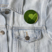 Badge Rond 5 Cm Natural Heart on Green Leaf (En situation)