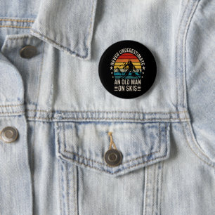 Badge Rond 5 Cm N'ayez jamais sous-estimé un vieil homme sur des s
