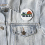 Badge Rond 5 Cm Né en 1963 anniversaire vintage<br><div class="desc">Vous pouvez ajouter un peu d'originalité à votre collection de placards avec ce design graphique de coucher de soleil vintage avec une police de typographie impressionnante, est une excellente idée cadeau pour les hommes, femmes, maris, femme petite amie, et un petit ami qui aimeront cette oeuvre d'art unique. Le meilleur...</div>