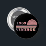 Badge Rond 5 Cm Né en 1969 anniversaire vintage violet rose lilas<br><div class="desc">Vous pouvez ajouter un peu d'originalité à votre garde-robe avec ce coucher de soleil d'anniversaire moderne élégant et vintage design rétrospectif désespéré avec une police de typographie impressionnante lettrage, est une excellente idée cadeau pour les femmes, les épouses et les petites amies qui aimeront celui-ci d'une oeuvre d'art gentil. Le...</div>