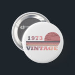 Badge Rond 5 Cm né en 1973 vintage anniversaire violet et rose<br><div class="desc">Vous pouvez ajouter un peu d'originalité à votre garde-robe avec cette couleur moderne violet et rose élégant coucher de soleil d'anniversaire vintage retro design avec une police de typographie géniale lettrage, c'est une excellente idée cadeau pour les femmes, les épouses, et les petites amies qui aimeront cette oeuvre d'art unique....</div>