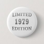 Badge Rond 5 Cm né en 1979 anniversaire édition limitée (Devant)
